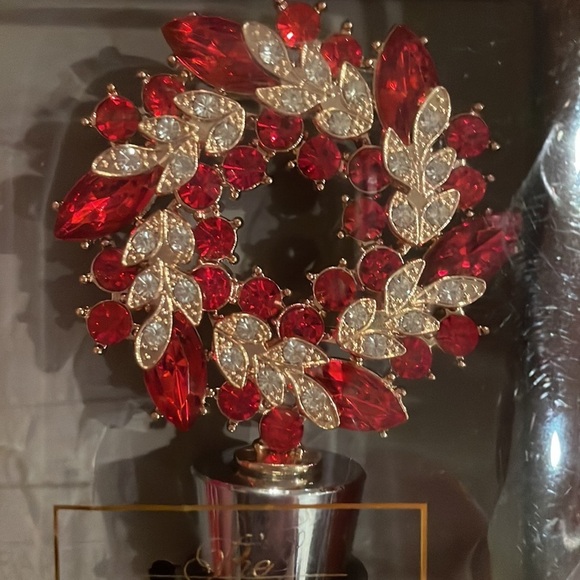 Jeweled Holiday Wreath Wine Bottle Stopper - Picture 5 of 5